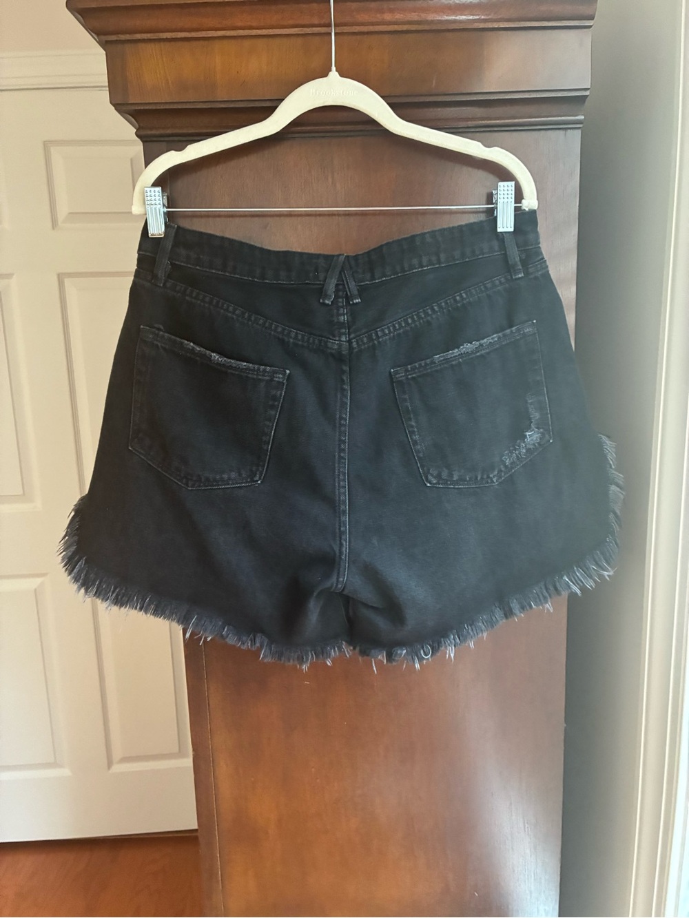 Good American Black Distressed Raw Hem Denim Shorts Size 8/29 - Picture 5 of 6